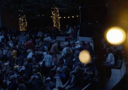 Openluchttheater bij valavond.png