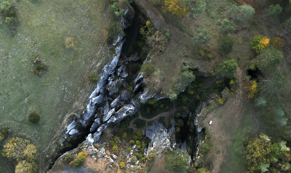 Vlieg mee over de Fondry des Chiens in Nismes (Viroinval)