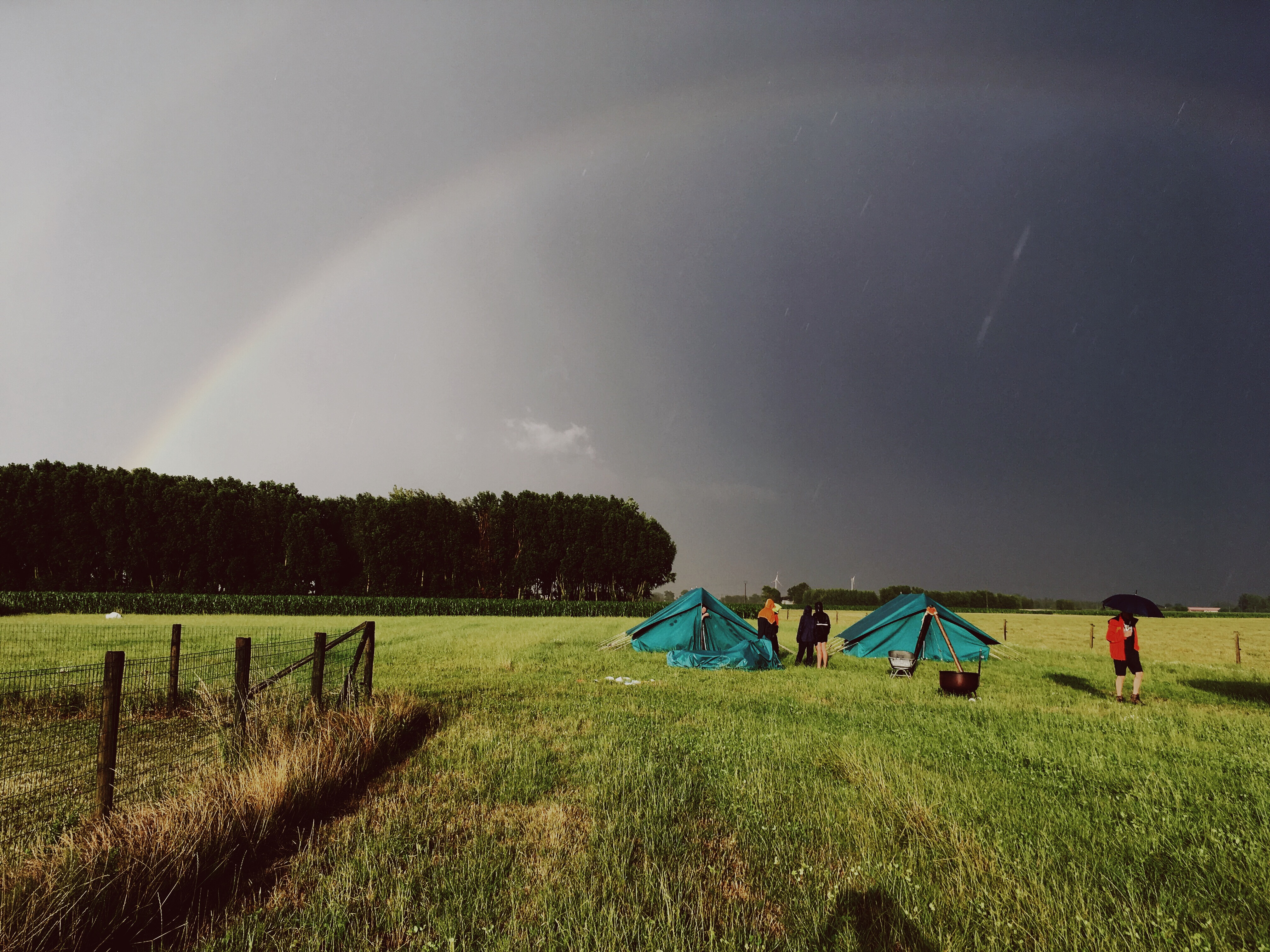scouts-kamperen-in-een-veld-met-regenboog.jpg